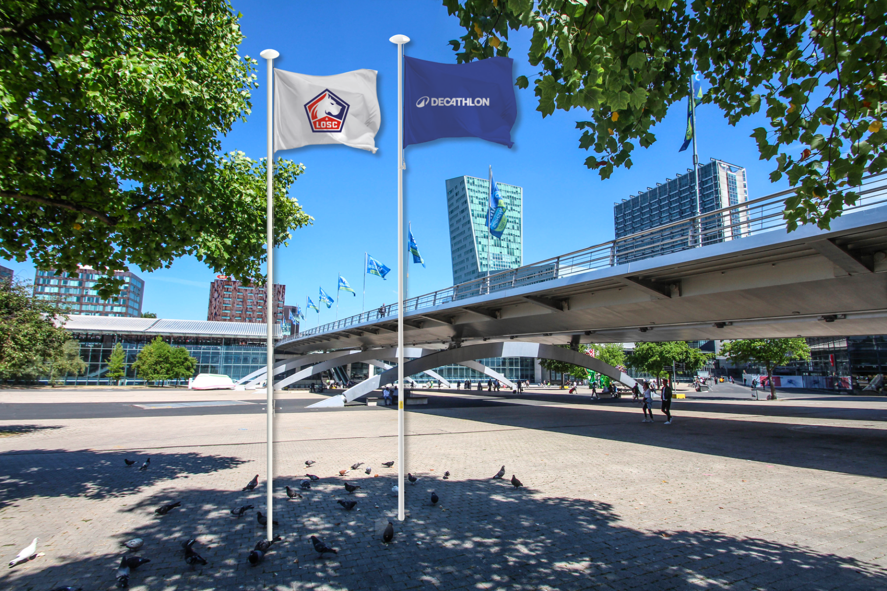 Exemple de drapeaux pavoisés devant le siège d'une entreprise