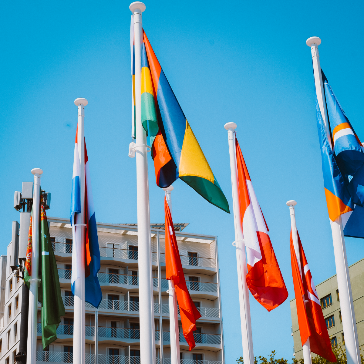 Des drapeaux professionnels posés par les équipes Doublet