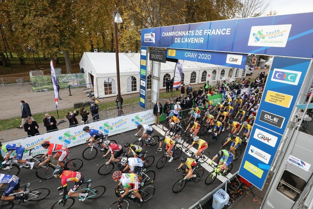 Une arche de course lors d'un événement cycliste