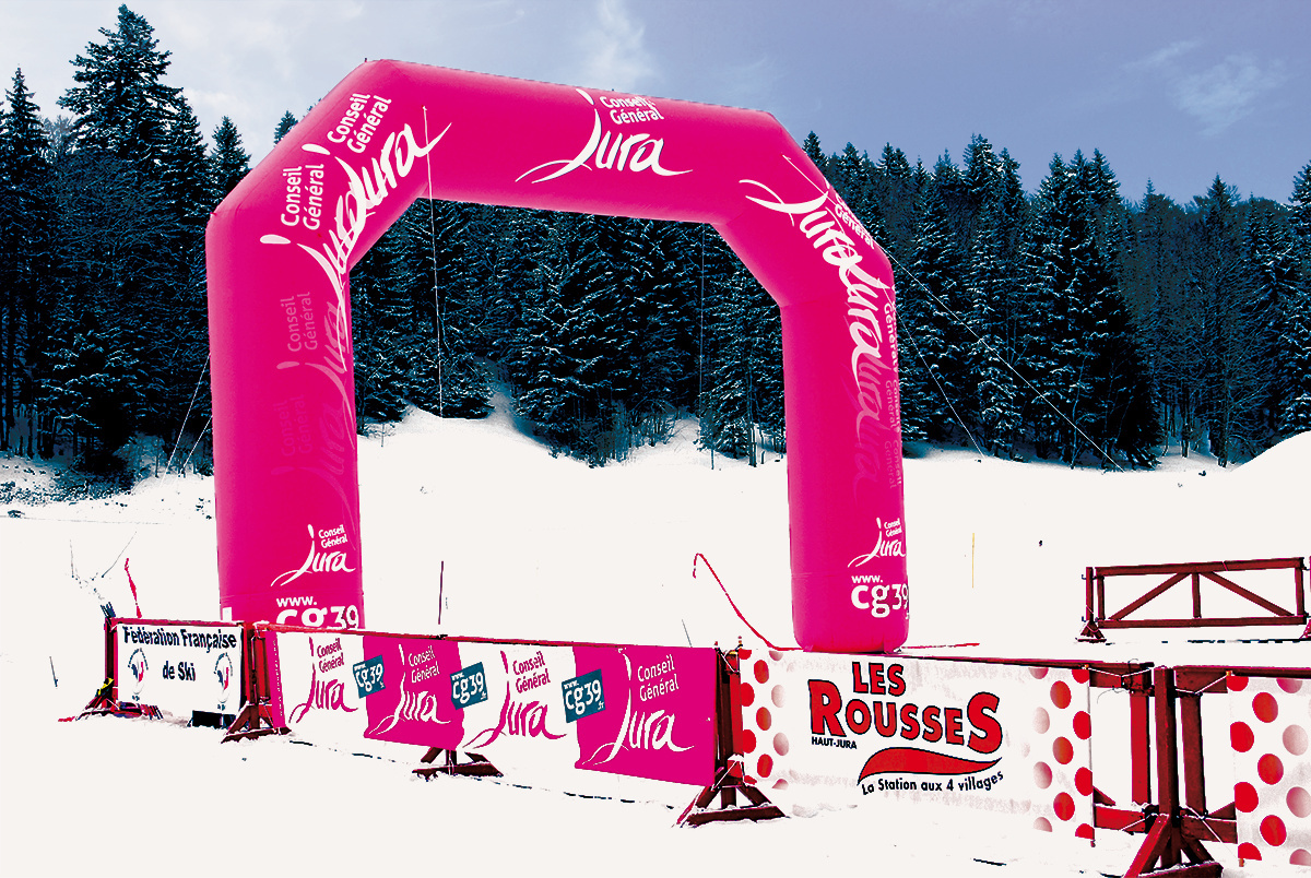 Une arche d'arrivée lors d'une course de ski