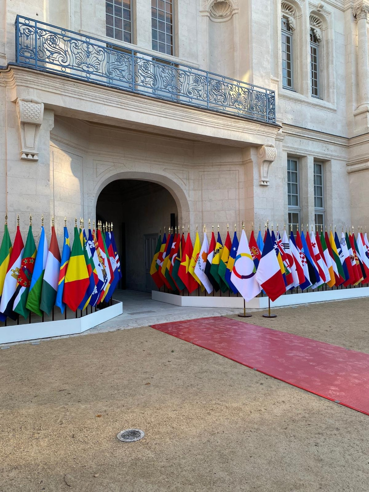 drapeaux des nations personnalisés pour le sommet de la francophonie