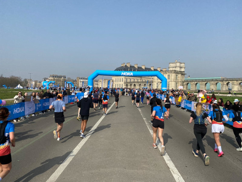 La ligne d'arrivée du semi marathon de Paris 2026 avec son arche gonflable