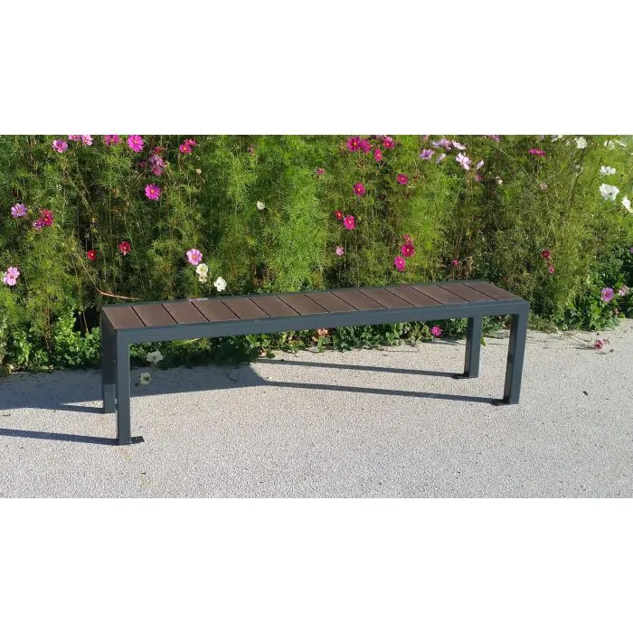 Un banc urbain installé en bordure de parc