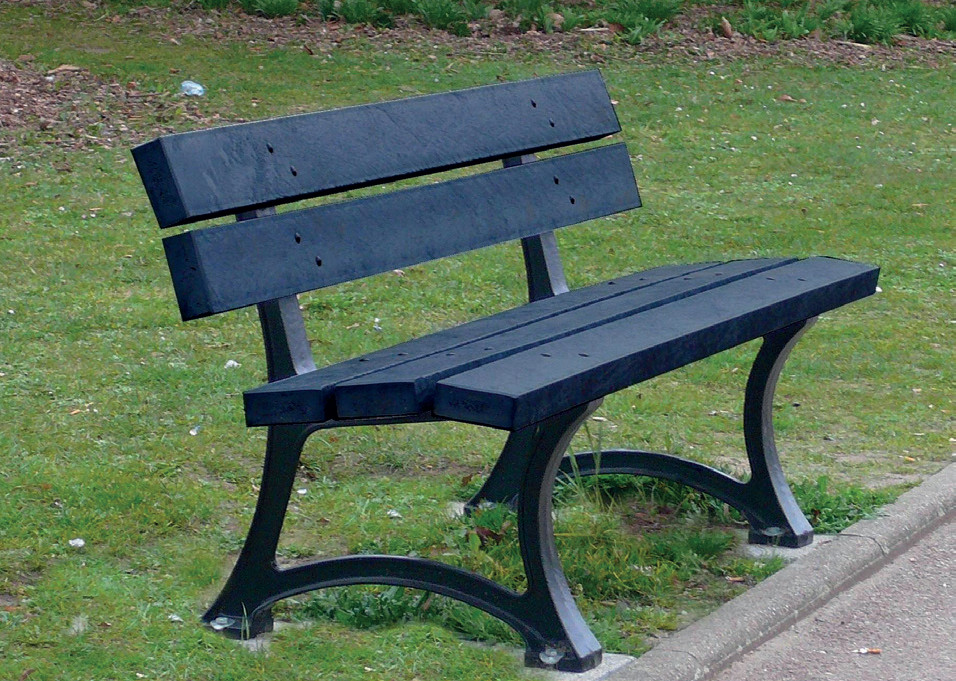 Bien choisir l'emplacement de vos bancs urbains Un banc urbain avec une poubelle associée