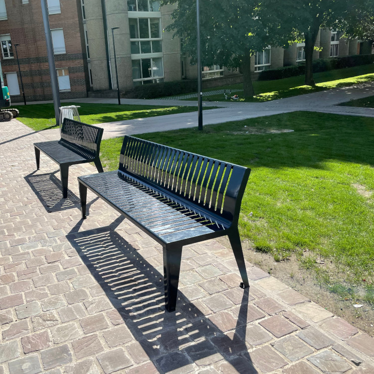 Installation de bancs dans un environnement urbain