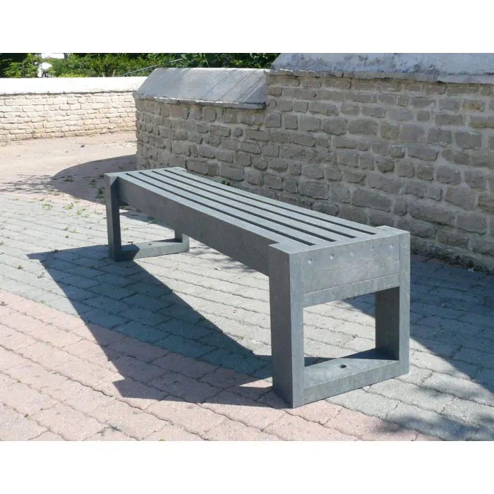 Installation d'un banc urbain