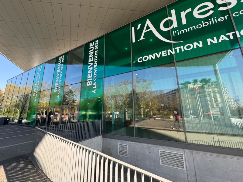 Doublet sait réaliser et poser des vitrophanies de tous types La vitrophanie réalisée et posée par Doublet lors de la Convention de l'Adresse