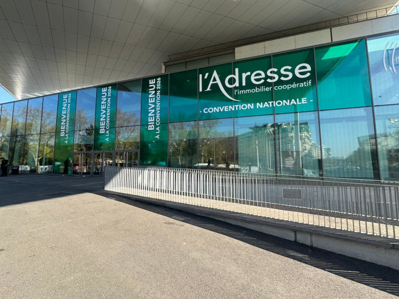 Doublet réalise et pose des vitrophanies pro partout en France Vitrophanie réalisée et posée par Doublet lors de la Convention de l'Adresse