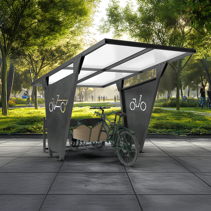 Un abri vélo semi ouvert en bordure de parc urbain