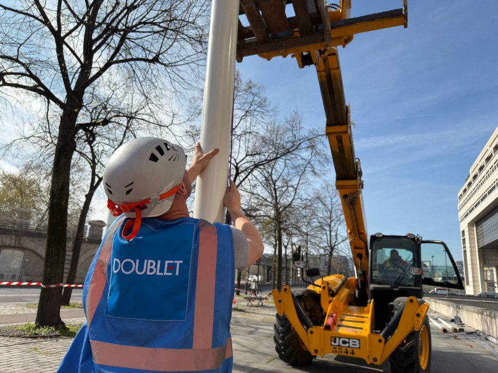 Pose d'un mat par les équipes de Doublet
