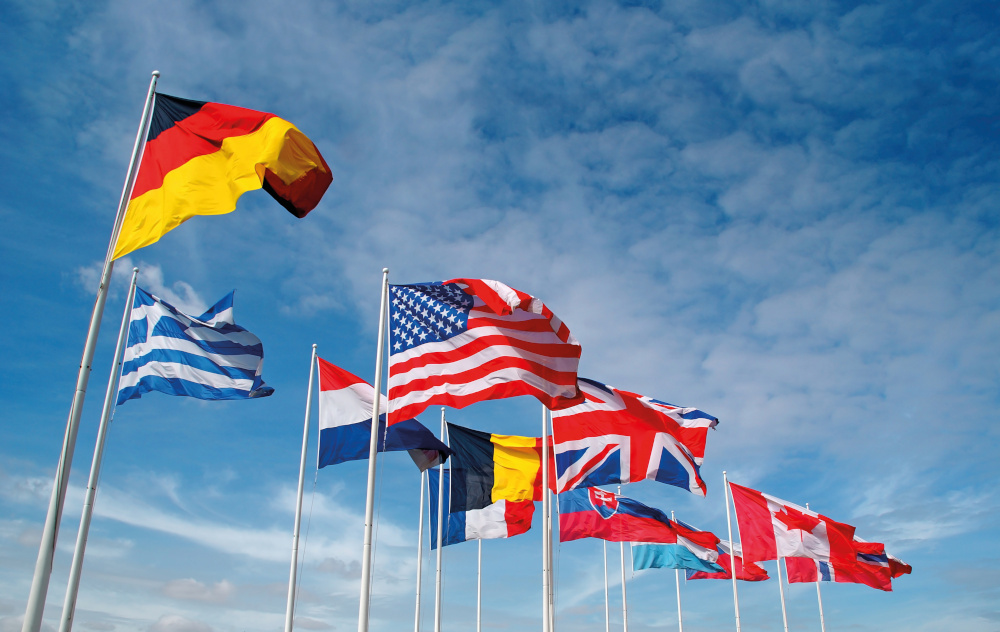 des drapeaux des nations flottant en haut de mâts