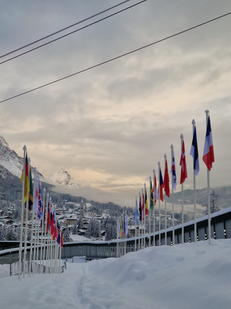 Les mats posés par Doublet lors du pavoisement des Jeux Olympiques d'hiver de Milan-Cortina