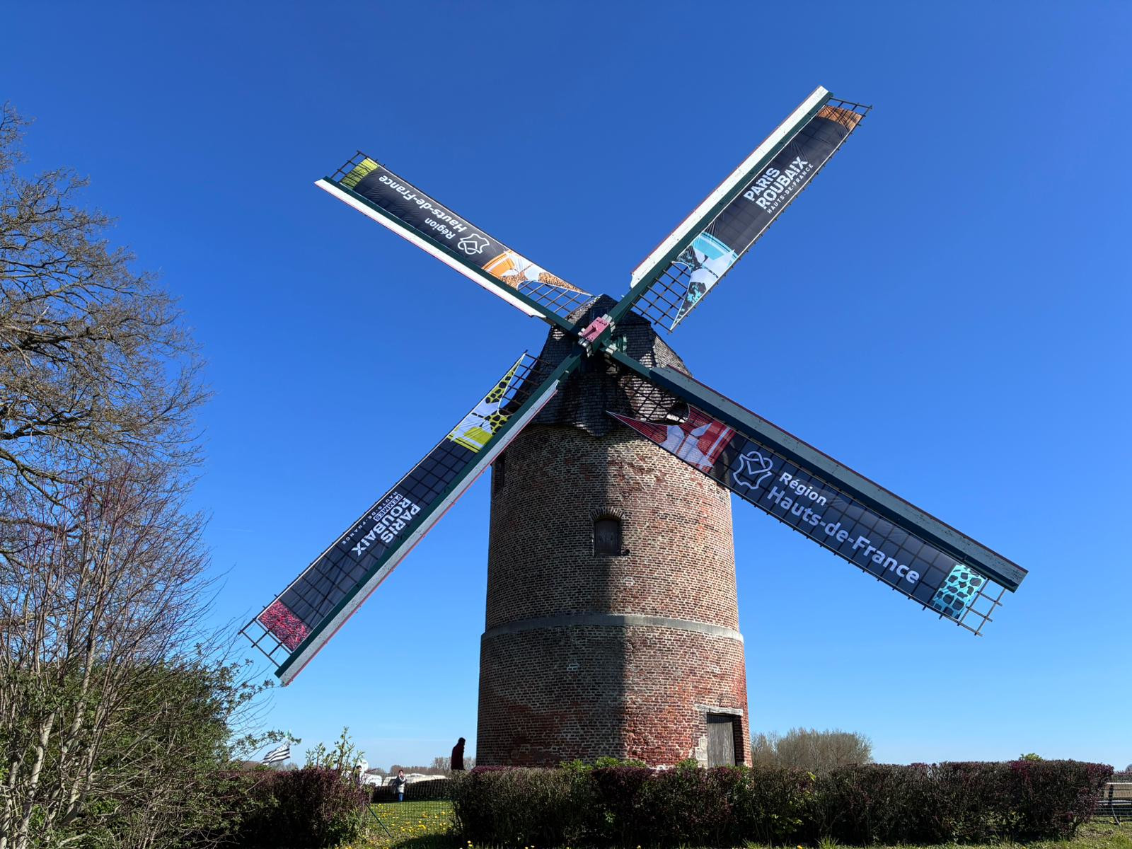 La pose d'un habillage pour le Paris-Roubaix sur le Moulin de Vertain La pose d'un habillage pour le Paris-Roubaix sur le Moulin de Vertain