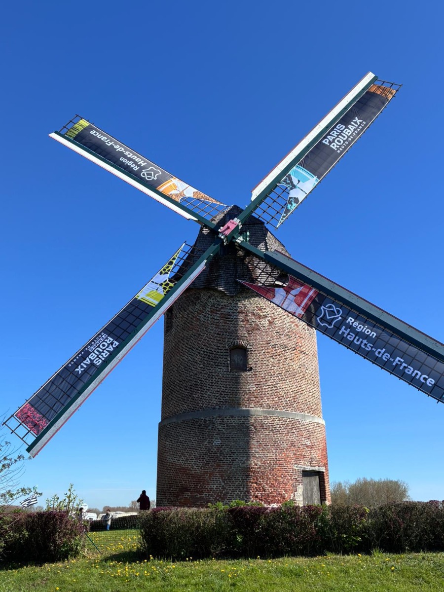 l'habillage monumental des pâles du Moulin de Vertain pour le Paris-Roubaix l'habillage monumental des pâles du Moulin de Vertain pour le Paris-Roubaix
