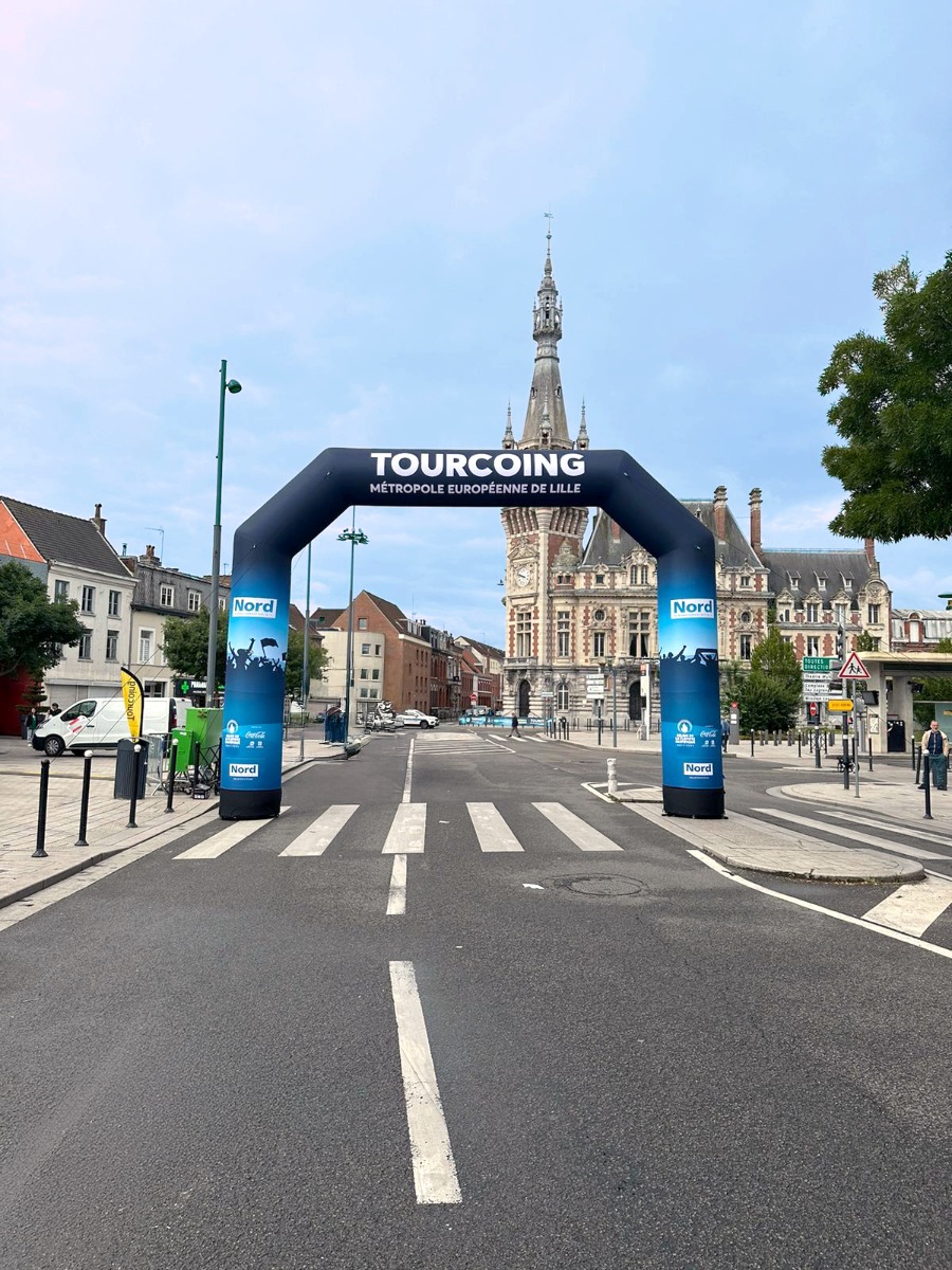 L'arche gonflable du relais de la flamme Olympique en 2024