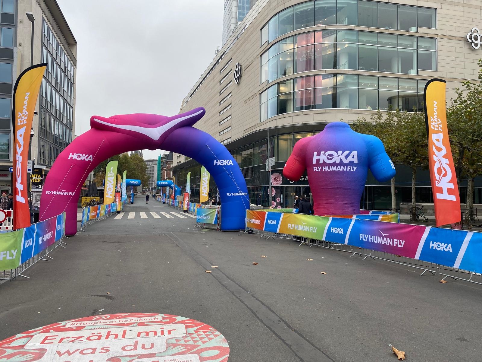 L'arche Hoka du marathon de Francfort 2025