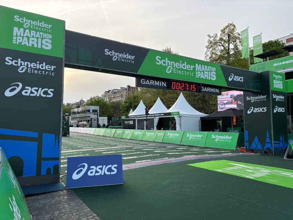 L'arche d'arrivée du marathon de Paris 2026