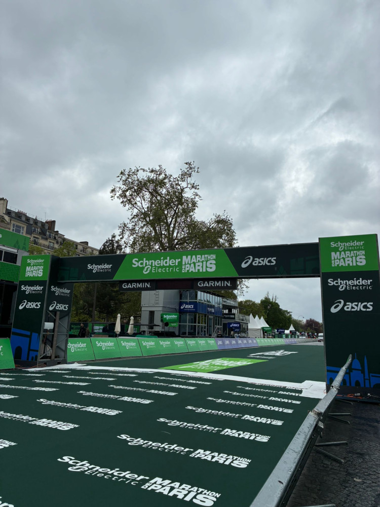 L'arche d'arrivée du Marathon de Paris 2026