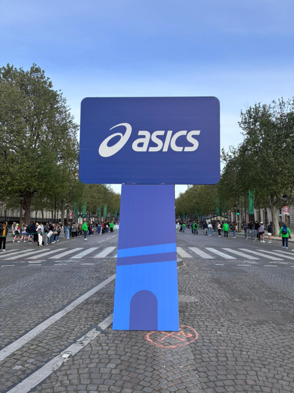 La visibilité des sponsors lors du marathon de Paris, ici avec un panneau sur mesure pour Asics