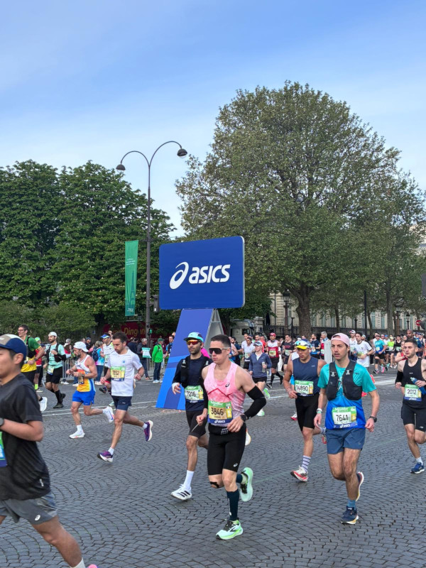 La visibilité des sponsors dans la zone d'arrivée du Marathon de Paris 2026
