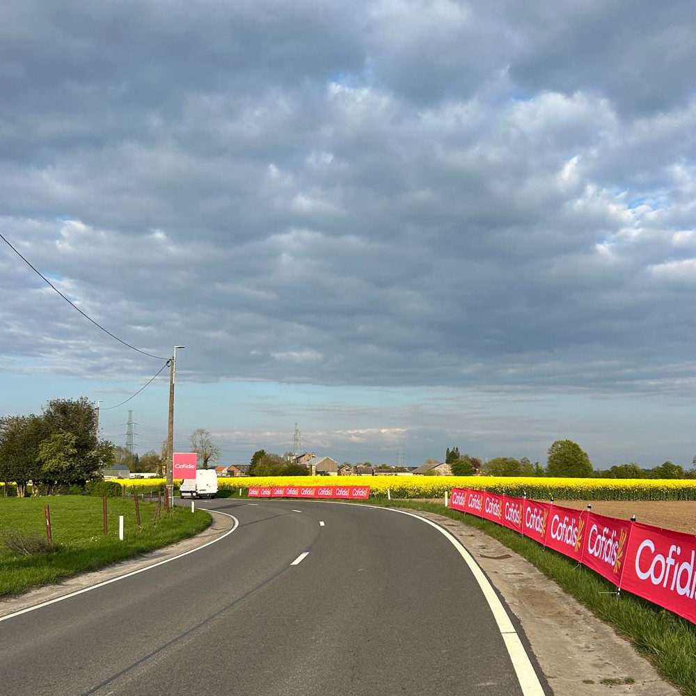 Installation des habillages de barrières sur la Flèche Wallone 2026