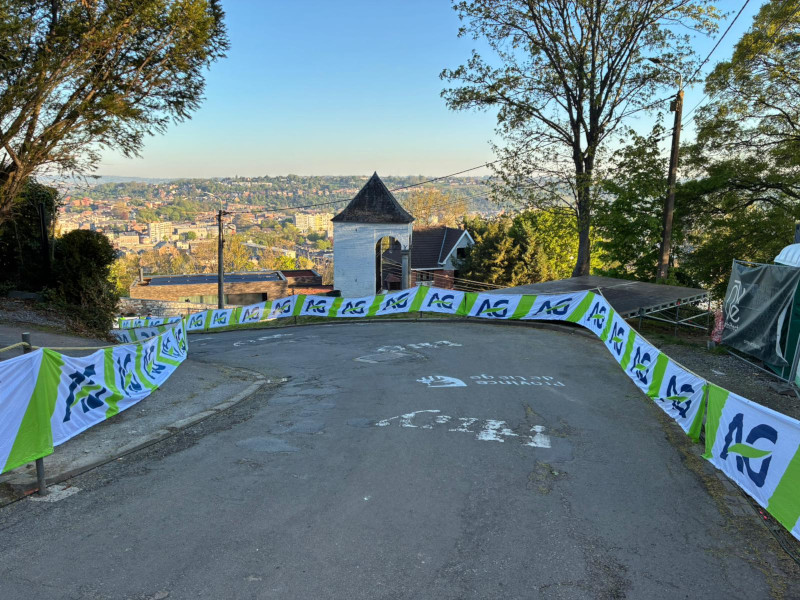 L'habillage des barrières extérieures aux couleurs des sponsors de la Flèche Wallone 2026