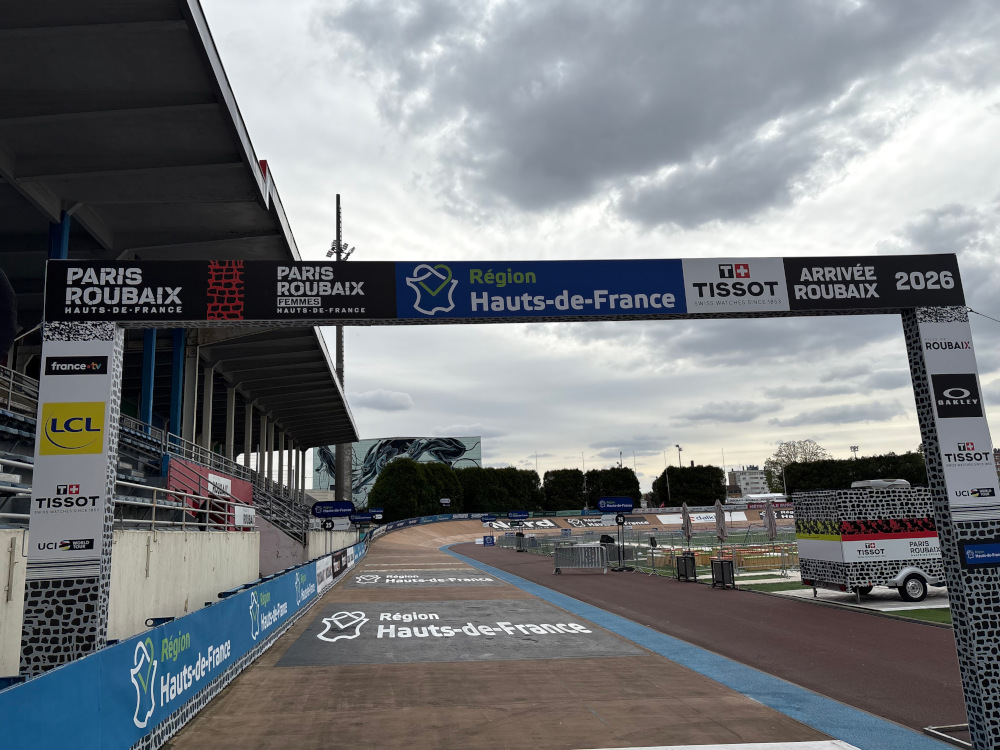 L'arche d'arrivée du Paris-Roubaix 2026