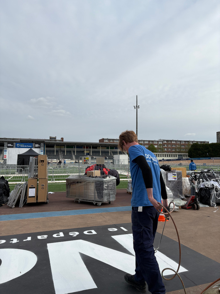 Le marquage au sol réalisé par les équipes Doublet lors du Paris-Roubaix 2026