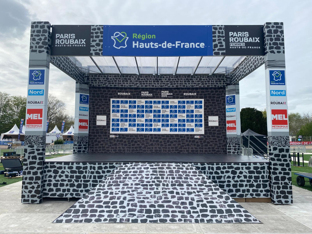 Le podium de Paris Roubaix 2026, réalisé et monté par les équipes Doublet