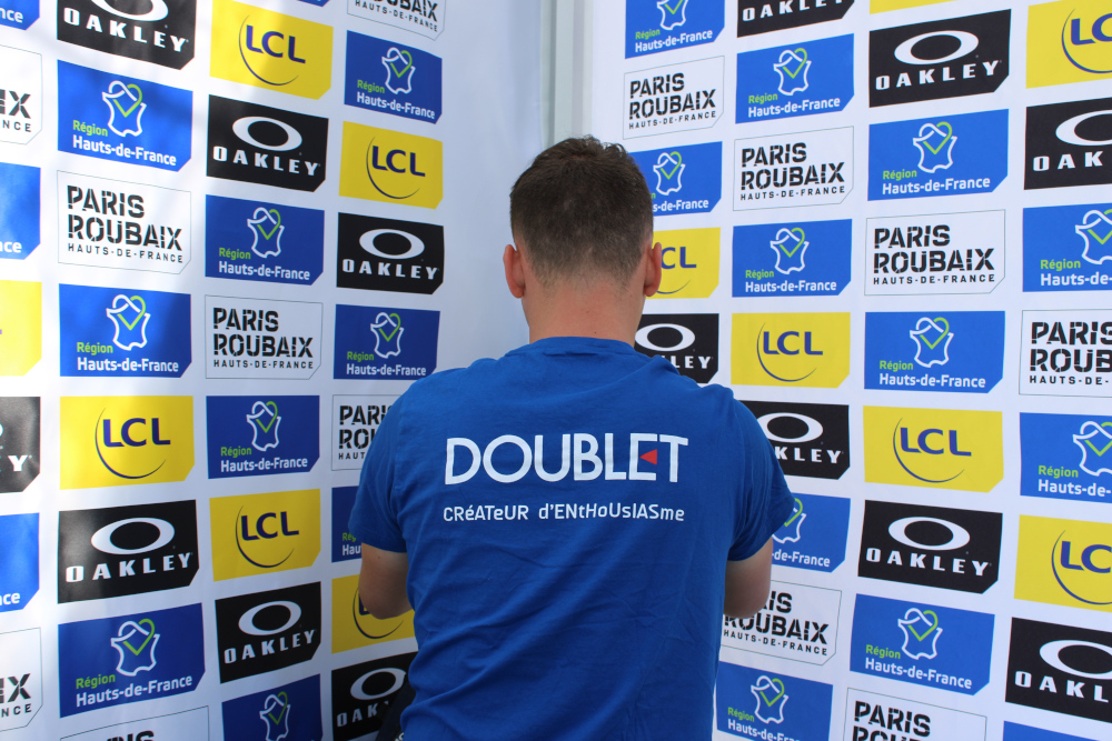 Installation du mur d'image Paris-Roubaix — équipe Doublet