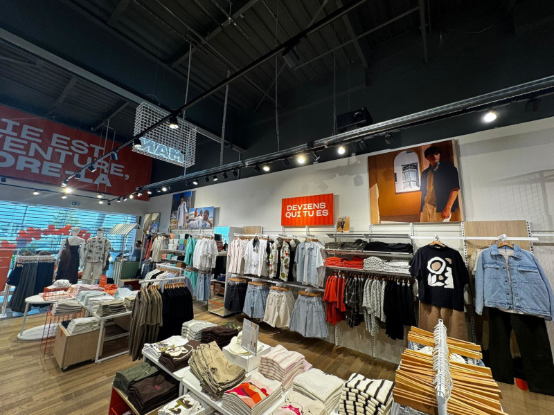 L'intérieur du nouveau magasin BZB, dont la signalétique et les enseigne lumineuses ont été réalisées par Doublet