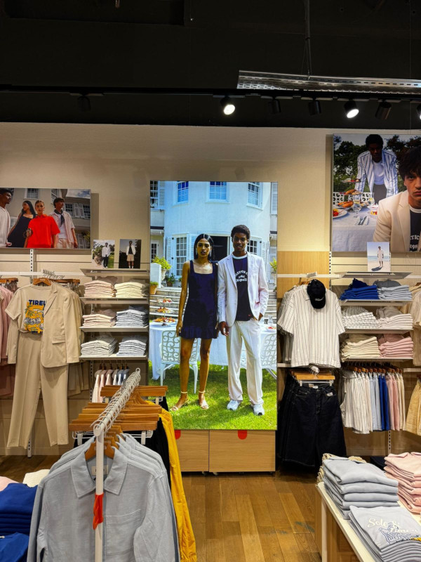 L'intérieur des nouveaux concept de magasin BZB, avec des signalétiques personnalisées made in Doublet