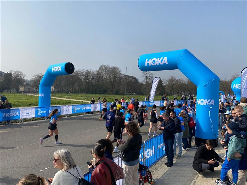 L'arche crochet installée lors du semi marathon de Paris 2026