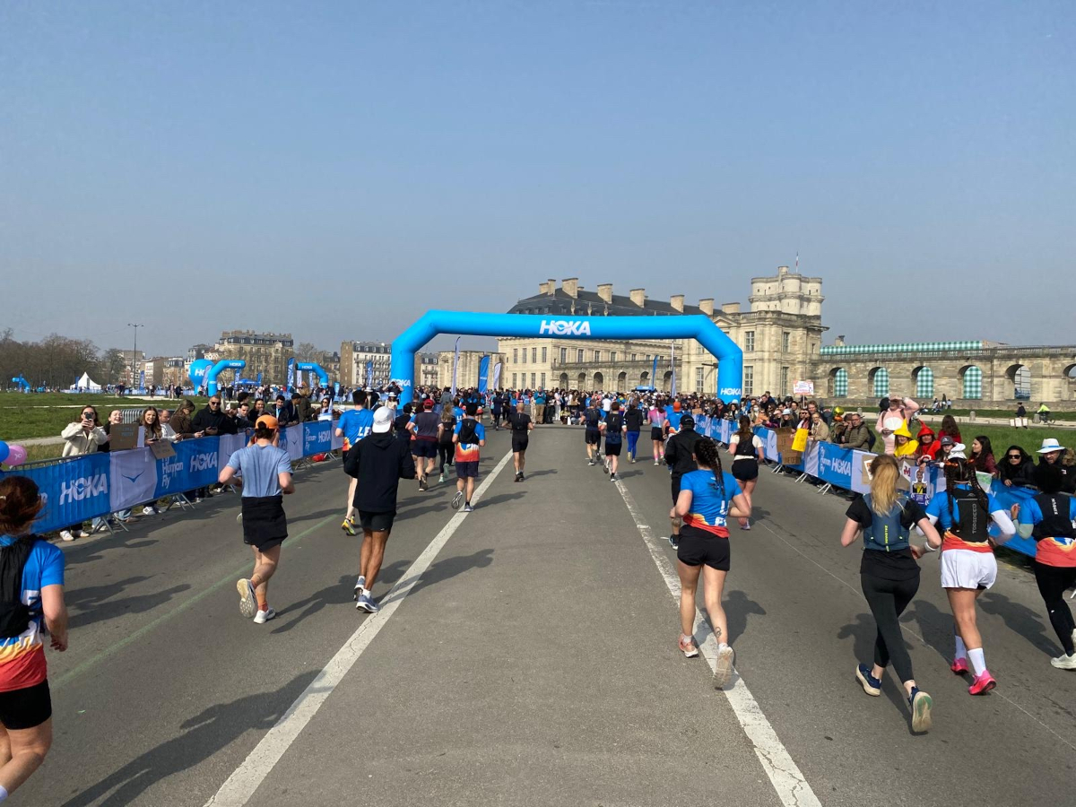 L'arche d'arrivée du semi de Paris 2026 réalisée par Doublet