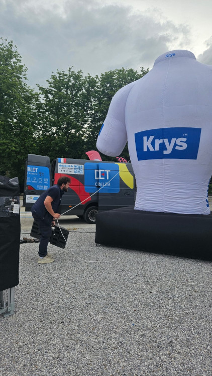 Les équipes Doublet à l'œuvre sur l'installation du maillot gonflable géant Krys — lestage, mise en tension, vérification avant ouverture au public. Les équipes Doublet à l'œuvre sur l'installation du maillot gonflable géant Krys — lestage, mise en tension, vérification avant ouverture au public.