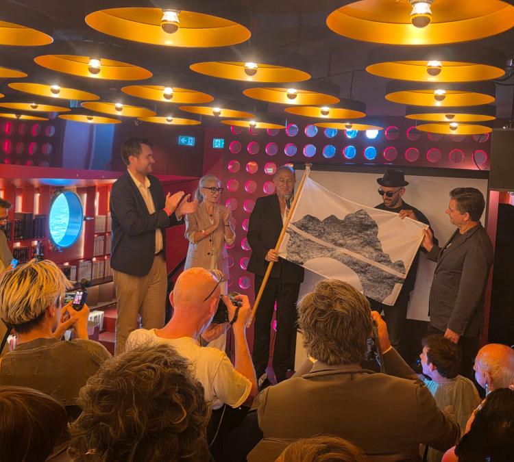 Photo : présentation du drapeau lors de l'événement : remise officielle