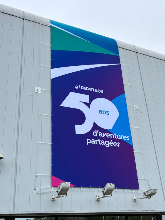 L'affichage monumental de la bâche personnalisée pour l'anniversaire de Decathlon