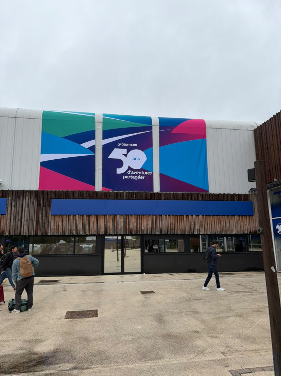L'affichage monumental des bâches célébrant les 50 ans de Decathlon