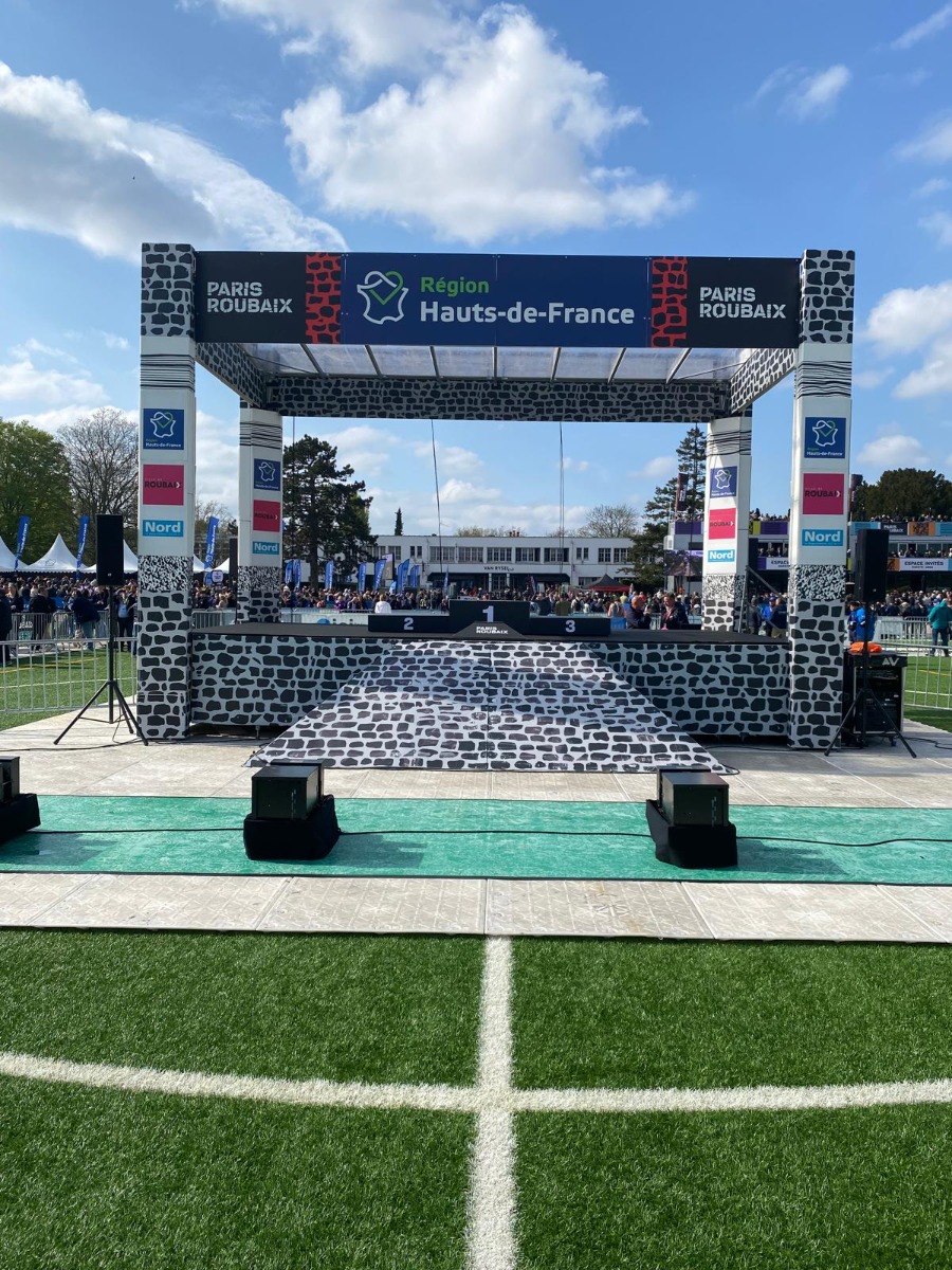 Le podium du Paris-Roubaix 2025, réalisé par DOUBLET Le podium du Paris-Roubaix 2025, réalisé par DOUBLET
