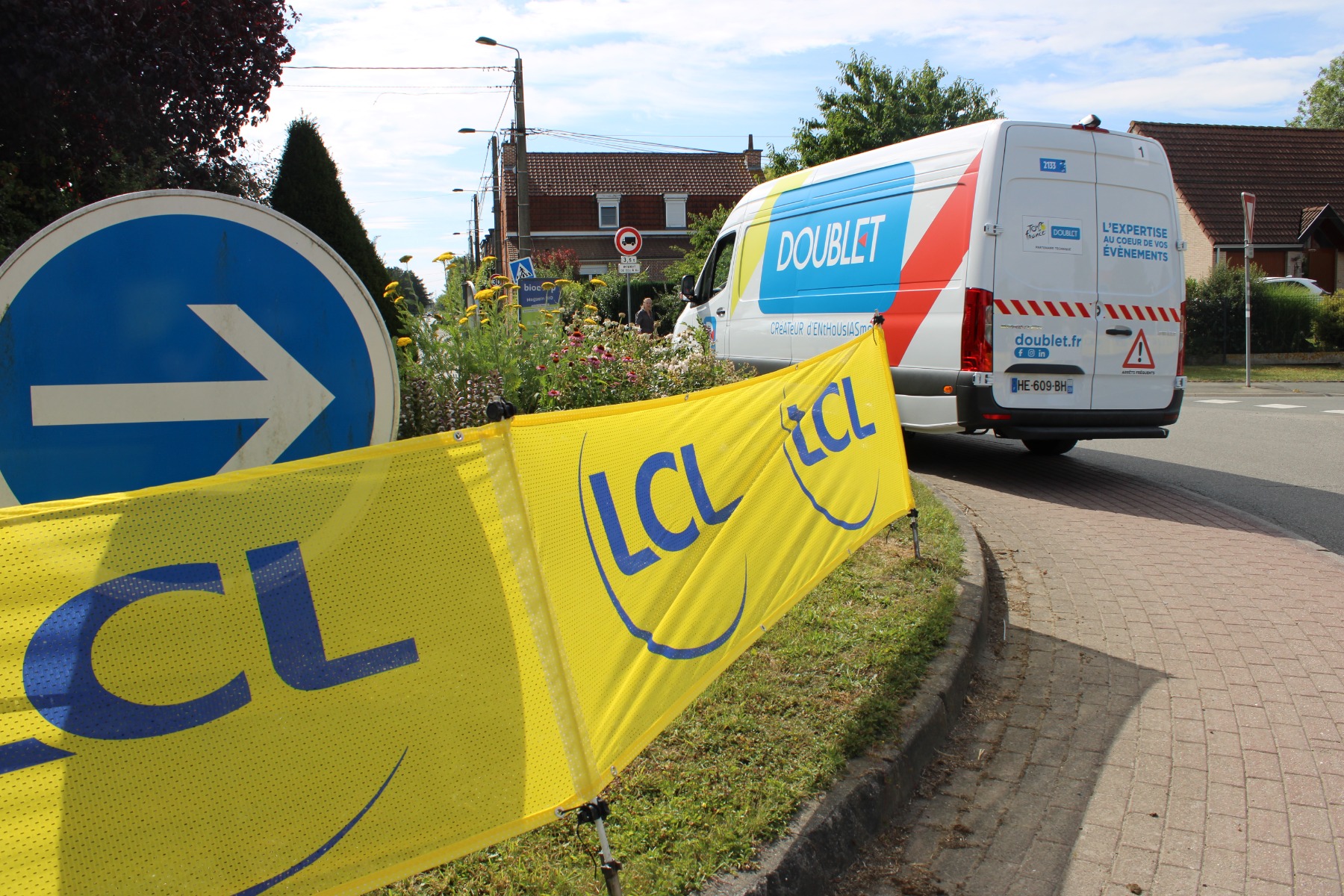 Installation du balisage du Tour de France par les équipes DOUBLET