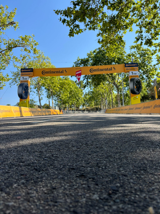 L'arche Continental "1 km" du Tour de France 2026 — structure solide conçue et installée par Doublet, visible depuis la ligne d'arrivée. Photo : arche Continental