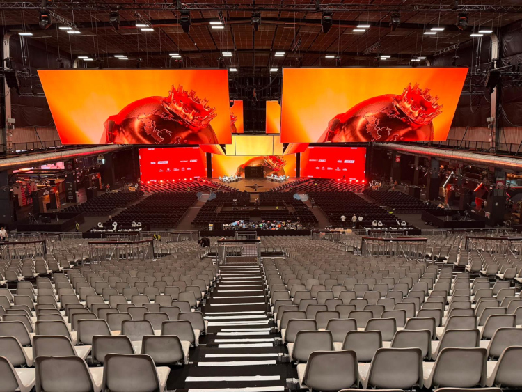 Location de chaises pour le Championnat du Monde d'e-sport — des milliers de sièges installés par Doublet, configuration en gradins, grande salle de spectacle. Vue d'ensemble — rangées de chaises, écrans géants, scène e-sport