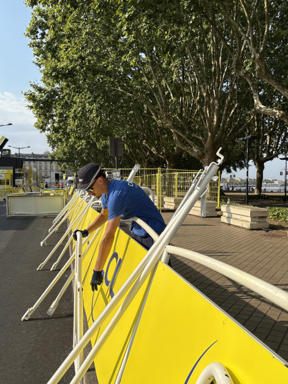 installation des barrières personnalisées de la zone d'arrivée de la septième etape du tour de france 2026 par les équipes DOUBLET installation des barrières personnalisées de la zone d'arrivée de la septième etape du tour de france 2026 par les équipes DOUBLET