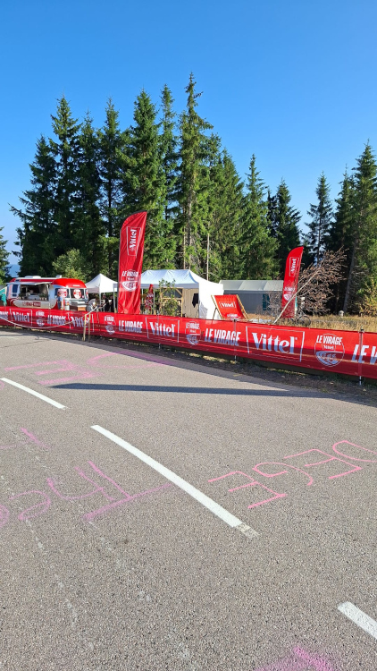 Beach flags + spectateurs — ambiance virage de montagne Beach flags + spectateurs — ambiance virage de montagne