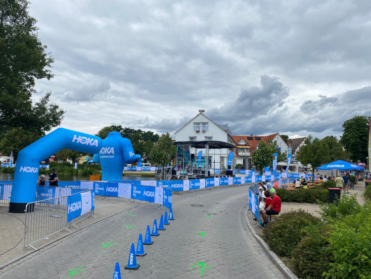Le maillot gonflable géant HOKA au Challenge Roth — une structure sur mesure qui génère spontanément des milliers de partages sur les réseaux sociaux. Maillot gonflable géant HOKA — Challenge Roth 2026