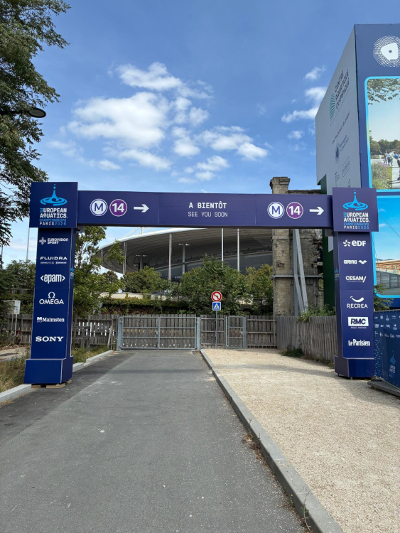 Une arche signalétique personnalisée installée pour les championnats d'europe de natation Une arche signalétique personnalisée installée pour les championnats d'europe de natation