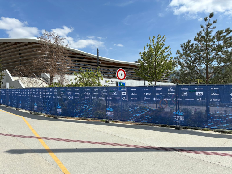 L'habillage des barrières de chantier lors des championnats d'europe de natation 2026 L'habillage des barrières Heras lors des championnats d'europe de natation 2026
