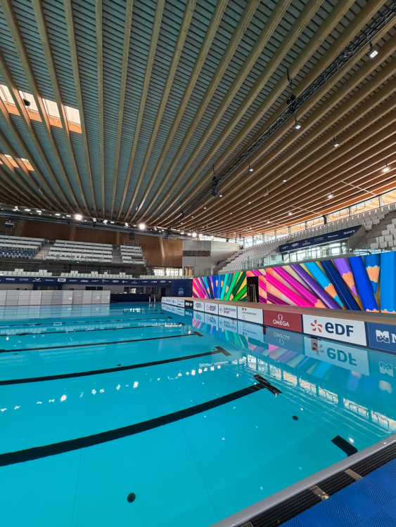 Les bassins indiquant les psonsors lors des championnats d'europe de natation 2026 Les bassins indiquant les psonsors lors des championnats d'europe de natation 2026