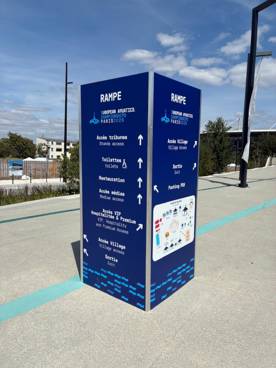 Totem et signaletique de wayfinding lors des championnats d'europe de natation 2026 Totem et signaletique de wayfinding lors des championnats d'europe de natation 2026