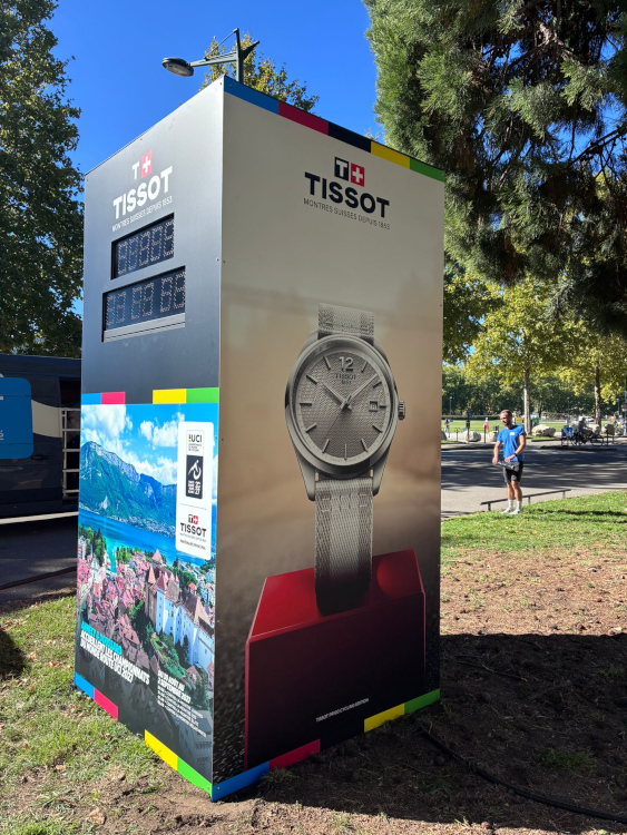 Compteur digital — face Tissot montre, implantation urbaine
